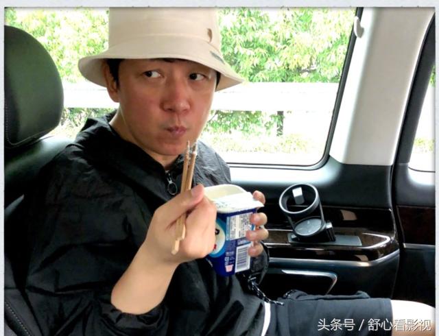 潘粤明回国航班被取消，用筷子吃酸奶，愁苦表情萌翻了