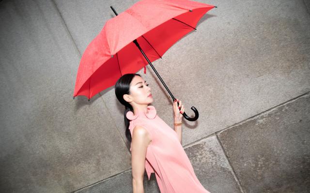 程晓玥街拍美照，一袭粉裙雨中漫步仙气十足，尽显淑女气质