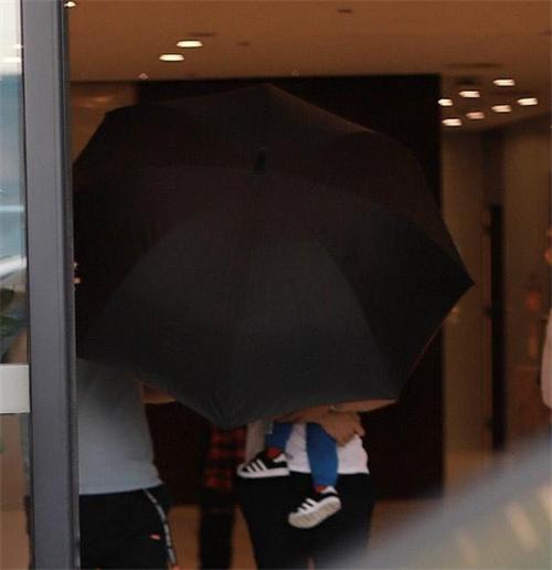 黄晓明为了防止小海绵被拍，直接在酒店里撑伞