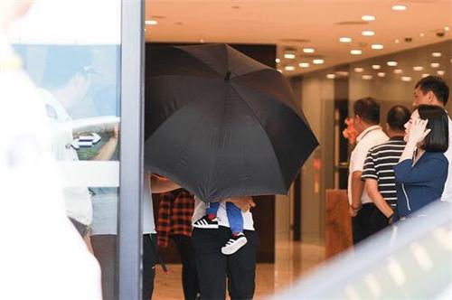 黄晓明为了防止小海绵被拍，直接在酒店里撑伞