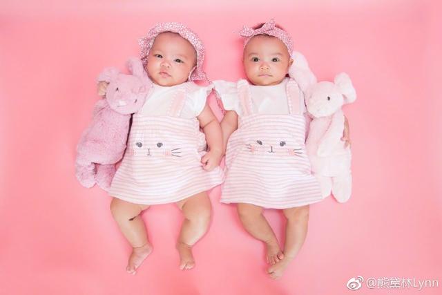 熊黛林的双胞胎女儿长得好神奇，两张脸完全不一样