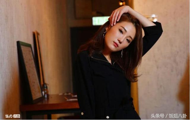 张可盈在香港以歌手身份重新出道，张凯丽曾坚决反对她进娱乐圈