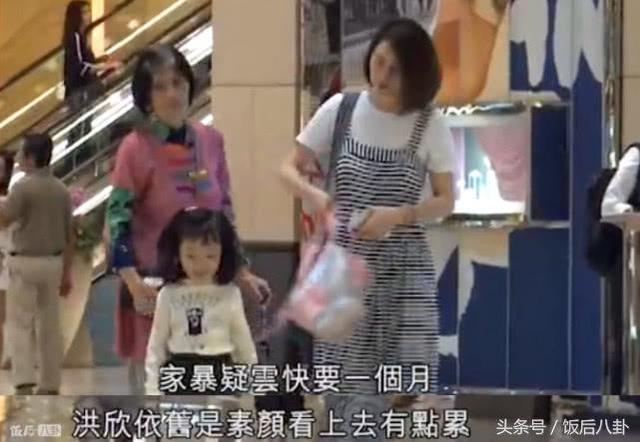张丹峰一家三口现身香港商场，洪欣略显疲惫却主动喂老公吃饭