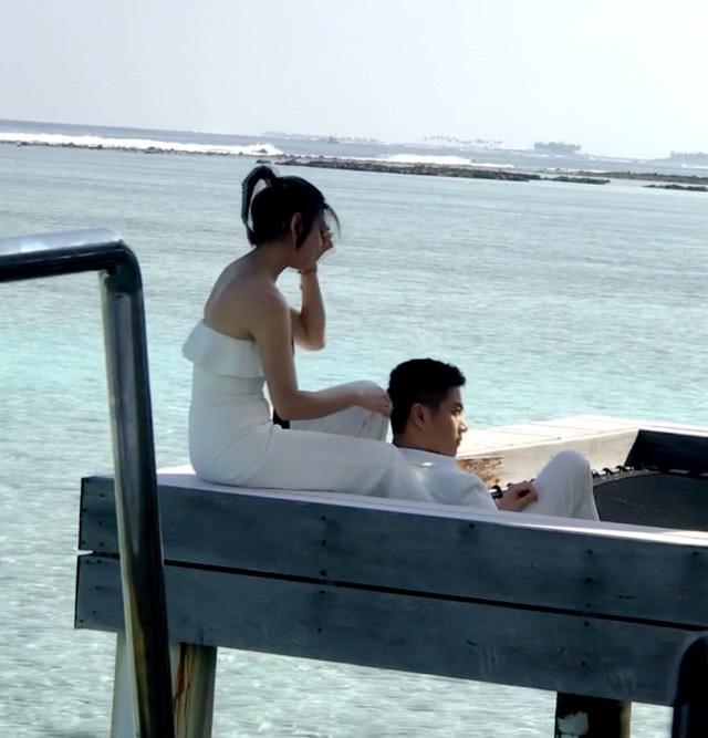 陈晓夫妇马尔代夫重拍结婚照，陈妍希的表情亮了