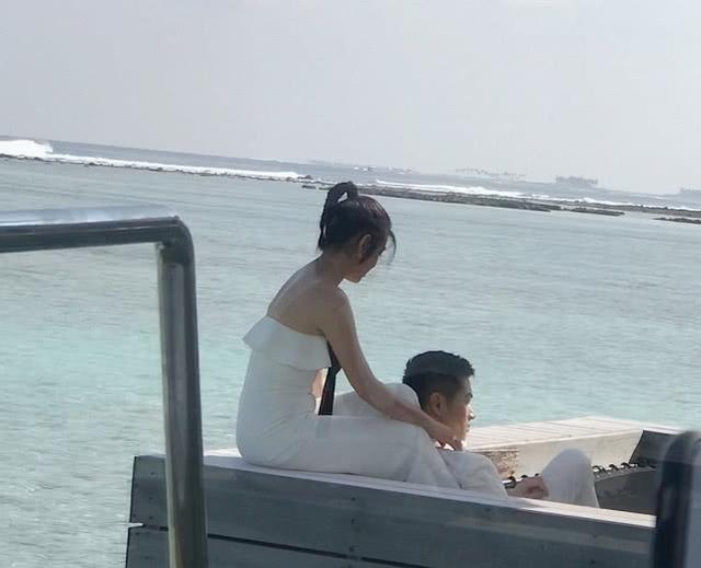 陈晓夫妇马尔代夫重拍结婚照，陈妍希的表情亮了