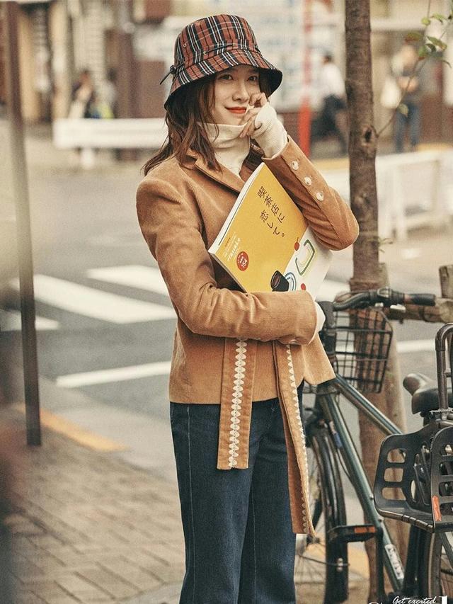具惠善日本街拍，示范文艺青年穿搭，34岁依旧有少女感！