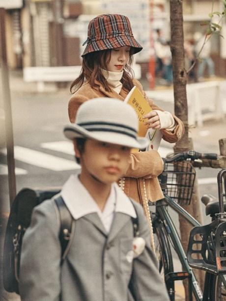 具惠善日本街拍，示范文艺青年穿搭，34岁依旧有少女感！