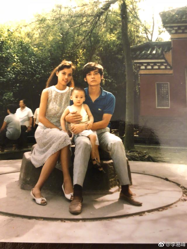李易峰晒与父母合影，全家颜值都那么高，难怪从小帅到大