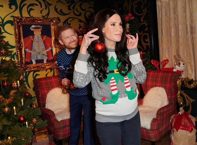 哈里和梅根的圣诞蜡像揭幕，网友吓哭：恐怖蜡像馆真人版！