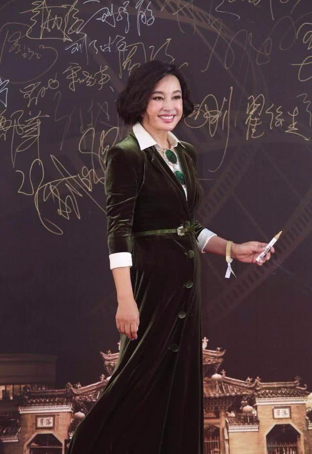 刘晓庆够豪，穿贵妇装身材没秀到，就用翡翠作装饰