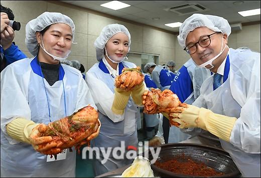 韩国女歌手洪真英出席公益活动制作泡菜送贫困家庭