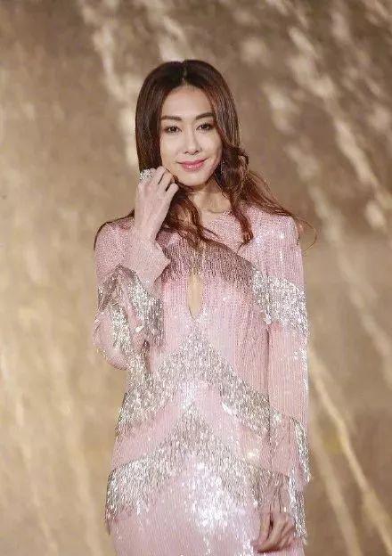 TVB颁奖礼红毯未修图：一众花旦礼服浮夸，颜值身材却依然抗打