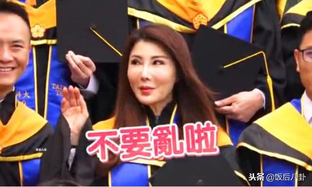 50岁杨丽菁拍硕士毕业照苹果肌抢镜，自曝读书时钮承泽不敢碰她