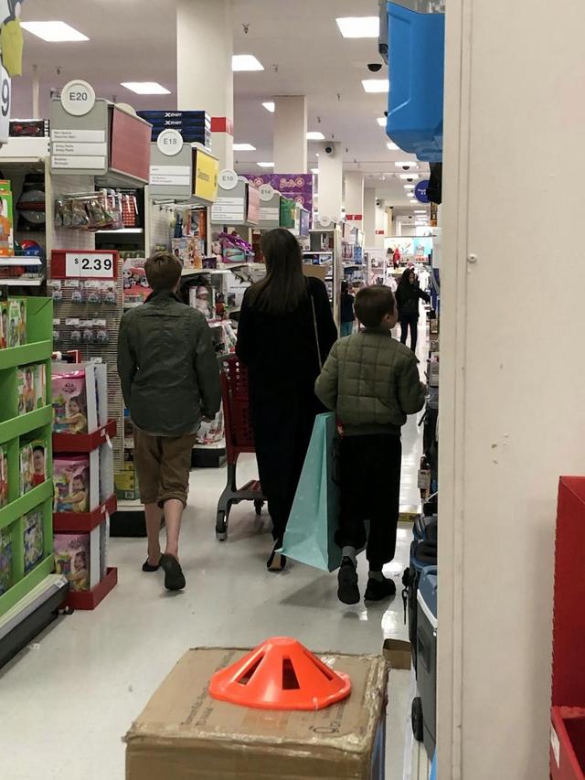 茱莉带孩子逛平价超市，粉丝：好久没见她这么高兴了
