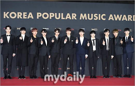 韩国男团WANNA ONE出席2018韩国大众音乐颁奖礼红地毯