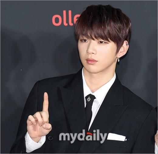韩国男团WANNA ONE出席2018韩国大众音乐颁奖礼红地毯