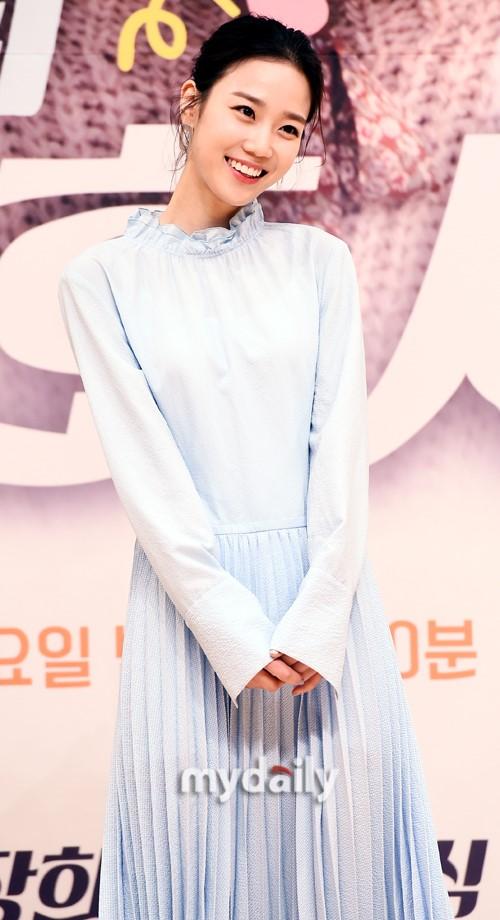 成钟张姬领等韩国艺人出席新剧《突然出现的护士》发布会