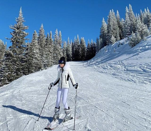 郑秀妍圣诞节晒滑雪美照，身穿白色滑雪服又美又飒