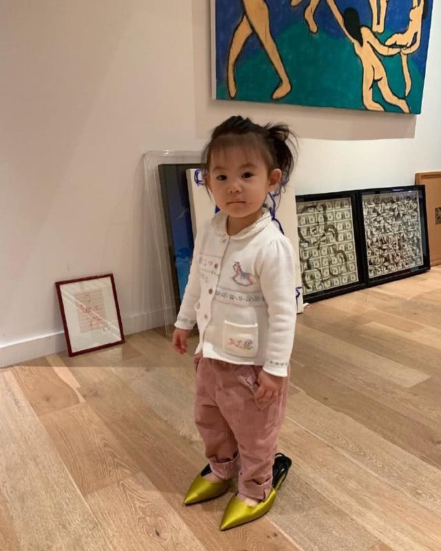 秦舒培晒女儿穿高跟鞋照片，大家都惊叹1岁Alaia的超模范儿太强了