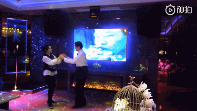 63岁刘晓庆深夜和友人在KTV拉手跳舞，网友：全身都散发魅力！