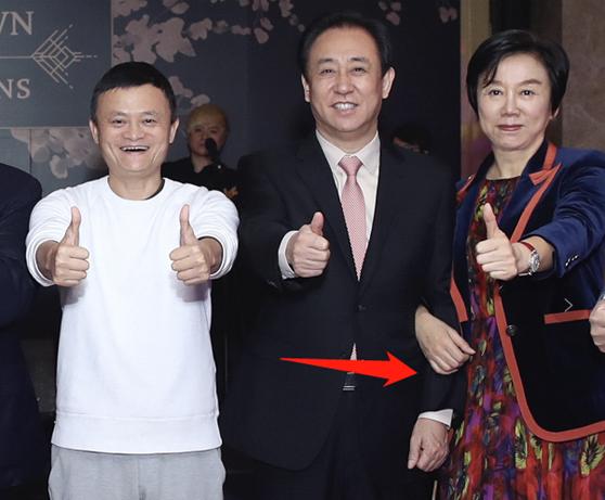 刘銮雄和甘比参加跨年派对 与许家印马云合照竖大拇指
