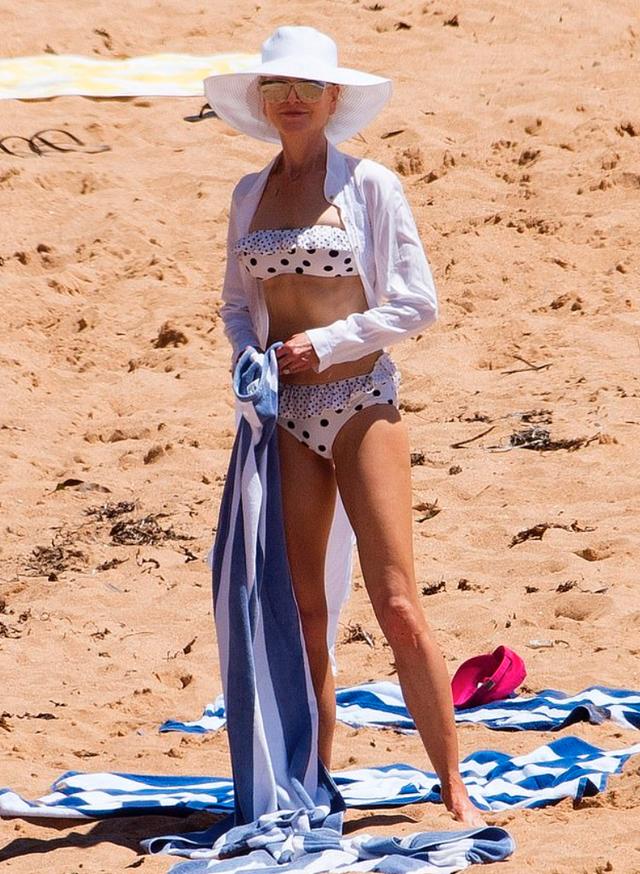 51岁妮可基德曼海边度假，穿比基尼大秀美腿，身材不输少女