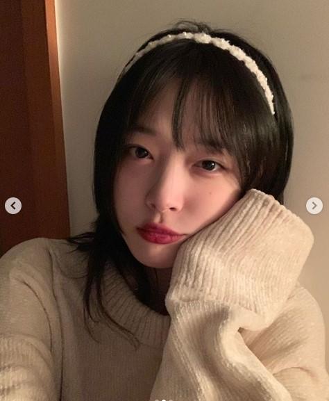 韩国女艺人崔雪莉SNS发近照展清纯可爱魅力
