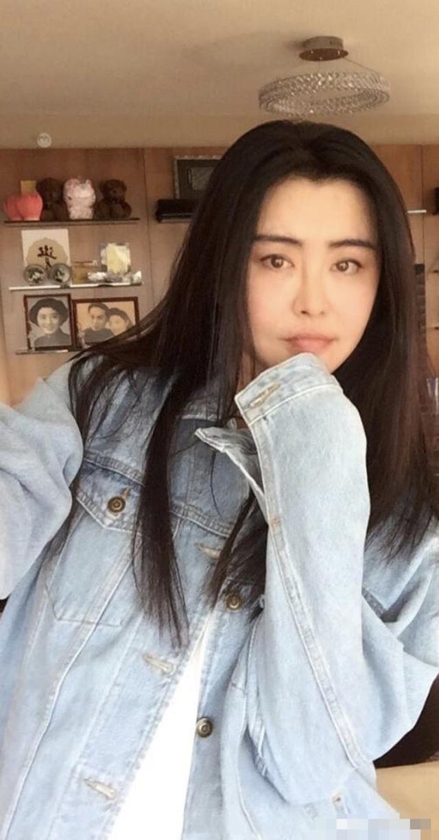 48岁杨钰莹晒闺蜜照，身材窈窕紧致如少女，网友直呼同龄人差太多