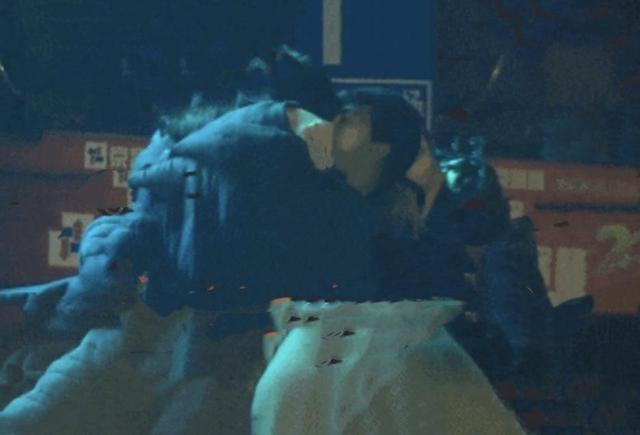 《我不是药神》两位男主演深夜街头拥吻，朋友之间竟如此大尺度？