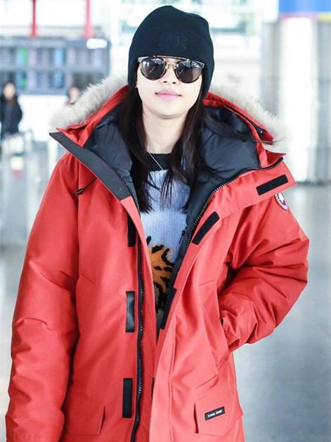 新年新气象，女明星们爱上红色系外套，你觉得谁的穿搭最好看？