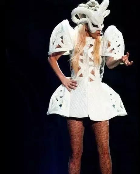 Lady Gaga：19岁被潜规则多年，穿奇异服装，如今是宇宙最红歌手