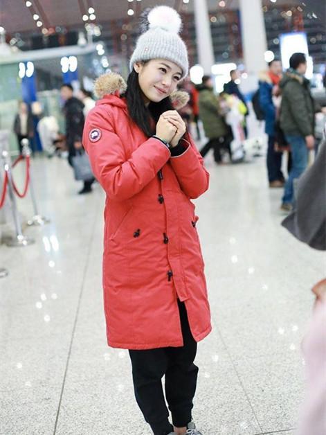 刚夸陈妍希穿西装显瘦，机场照变回“小笼包”，小个子别这么穿