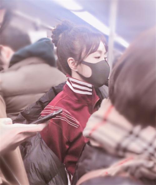 秦岚挤地铁被偶遇，网友：戴着口罩也能看出是个大美女