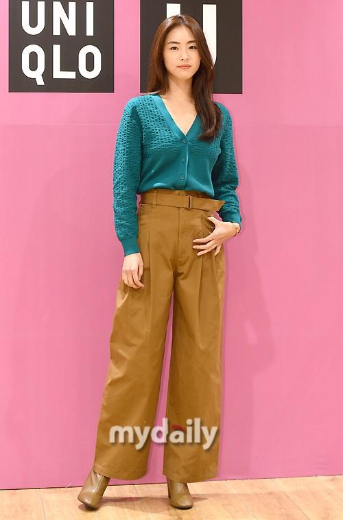 韩国女艺人李沇熹首尔明洞出席品牌宣传活动