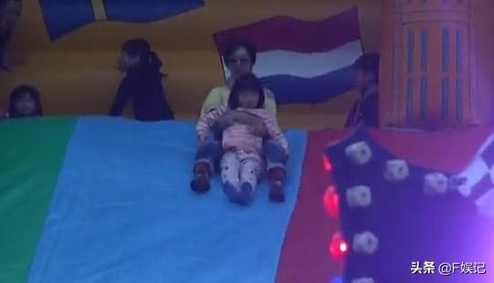 朱茵和女儿玩游乐设施 黄贯中当摄影师拍下妻女的开心瞬间