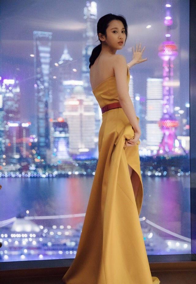 张慧雯所穿的小黄裙，设计忒辣眼睛