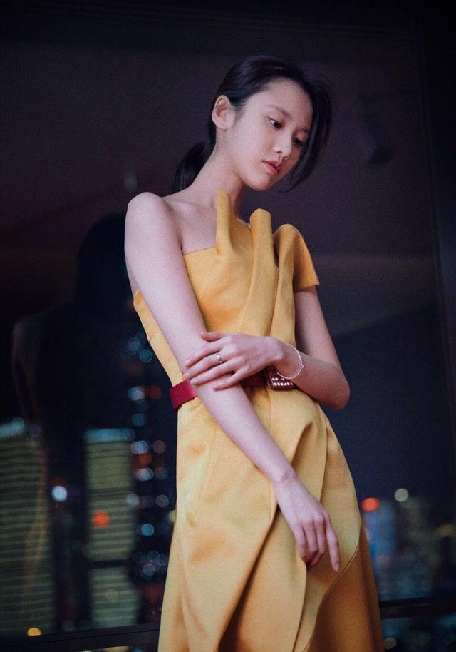 张慧雯所穿的小黄裙，设计忒辣眼睛