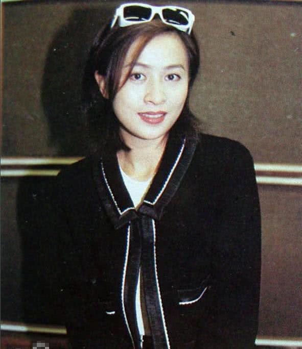 她曾和梁朝伟热恋6年，遭刘嘉玲夺爱后嫁豪门，今54岁貌美似少女