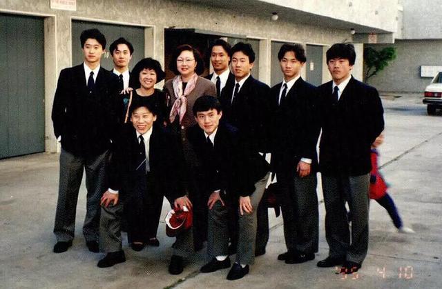 吴京学生时期照片，校草都没他帅，一身白衣就像男团成员