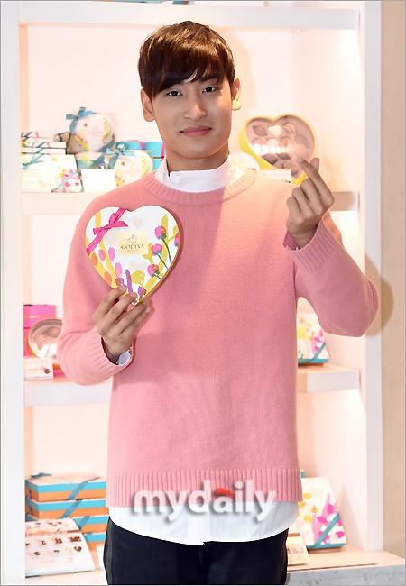 韩国歌手朴载正首尔出席巧克力品牌宣传活动