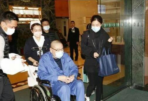 刘銮雄换肾后又坐轮椅入院，“宫斗赢家”甘比陪伴左右