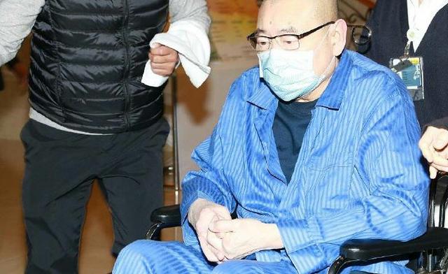 刘銮雄换肾后又坐轮椅入院，“宫斗赢家”甘比陪伴左右