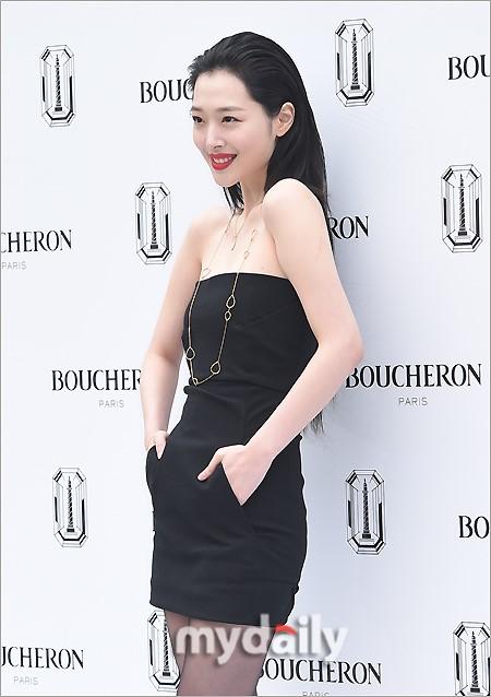 韩国女艺人崔雪莉首尔出席珠宝品牌宣传活动