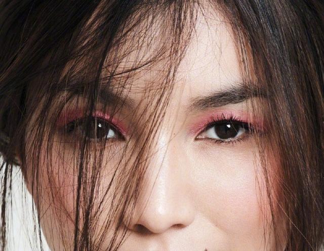 华裔女星嘉玛·陈登封美国杂志 高级脸演绎精致美妆
