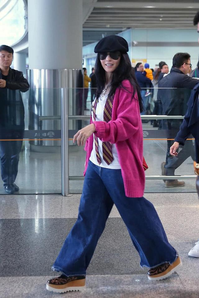 张柏芝现身机场，粉红衣搭配贝雷帽，美回18岁