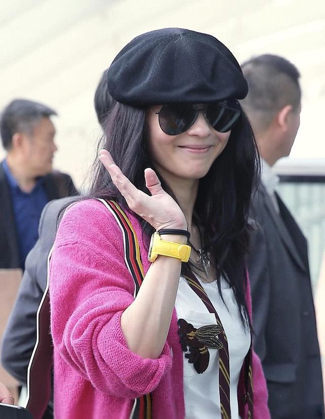 张柏芝现身机场，粉红衣搭配贝雷帽，美回18岁