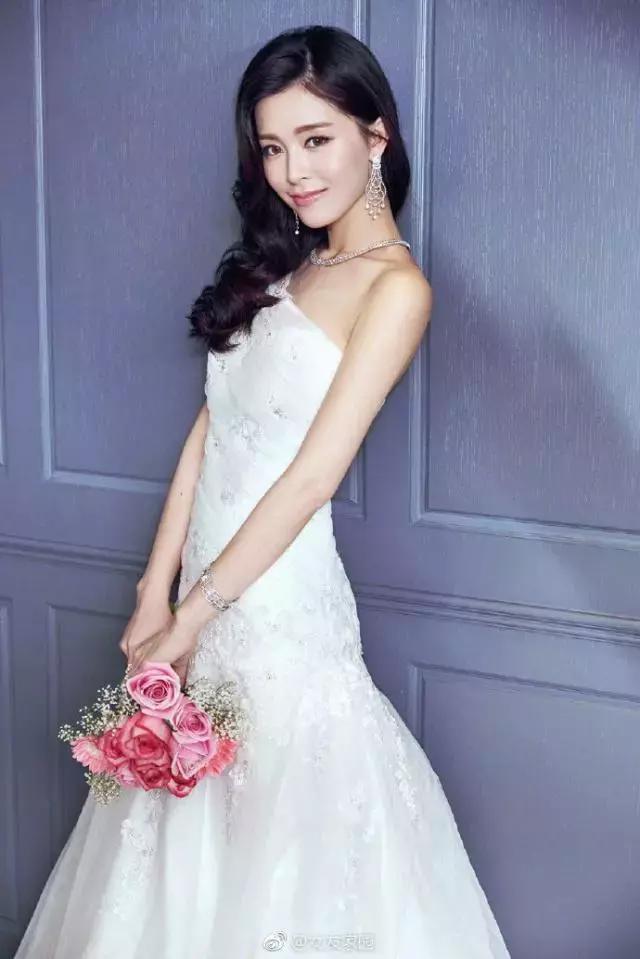 新版“王语嫣”担任金像奖颁奖嘉宾 十月将在米兰举行婚礼