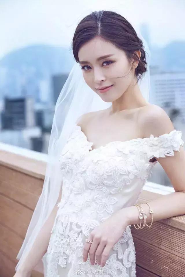 新版“王语嫣”担任金像奖颁奖嘉宾 十月将在米兰举行婚礼