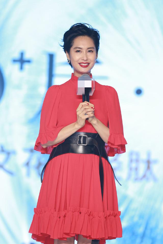 48岁朱茵红裙造型好惊艳，优雅风采不减当年，短发反而更有女人味