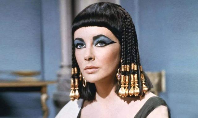 44岁周迅的封面，“埃及灵感”妆好惊艳，造型优雅气场足